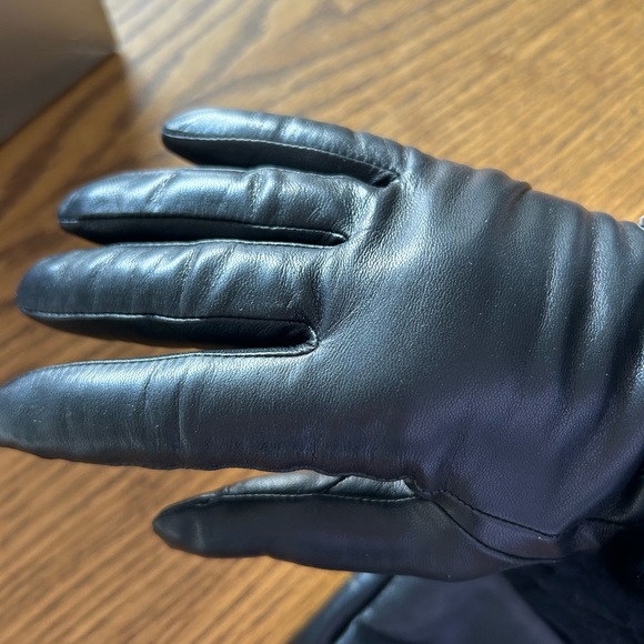 Ugg leather gloves (Brand new with tags and box) - Picture 4 of 8